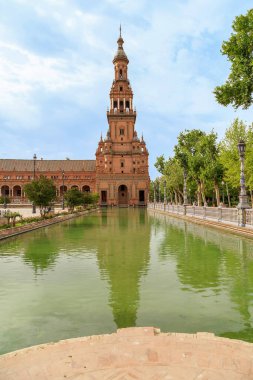 SEVILLE, SPAIN - 21 Mayıs 2017: Bu İspanya Meydanı 'nda bir Neo-Fas binası ve bir kanal.