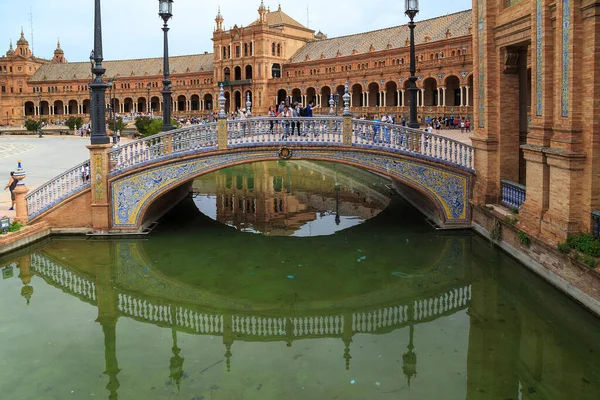 Seville Espanha Maio 2017 Uma Ponte Sobre Canal Artificial Edifício — Fotografia de Stock