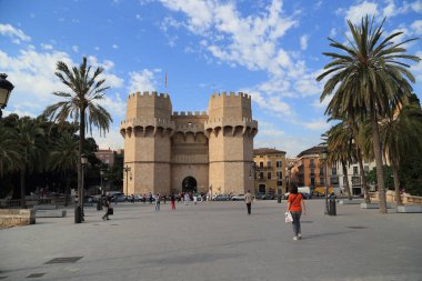 VALENCIA, İspanya - 18 Mayıs 2017: Seranos Kuleleri ortaçağ şehir tahkimatlarının korunmuş eski kapılarıdır (14. yüzyıl).).