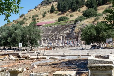 EPHESUS, TURKEY - 4 Haziran 2021 Burası Agora Meydanı ve antik kentin arkeolojik sahasındaki Odeon..