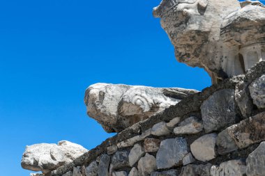 EPHESUS, TURKEY - 4 Haziran 2021: Bu, açık havada Arkeoloji Park Müzesi 'nin arazisindeki Odeon girişinin üzerinde boğa başlı figürlerin yer aldığı bir parça..