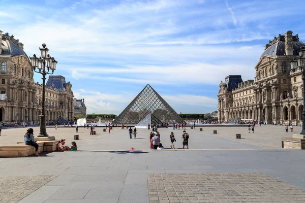 Paris Francja Sierpnia 2019 Dziedziniec Napoleona Jednym Nowoczesnych Symboli Miasta — Zdjęcie stockowe