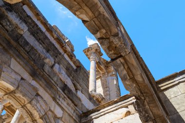 EPHESUS, TURKEY - 4 HAZİRAN 2021 Bu Mazei ve Mithridates 'in ticaret agora kapısının kalıntılarının bir parçasıdır..