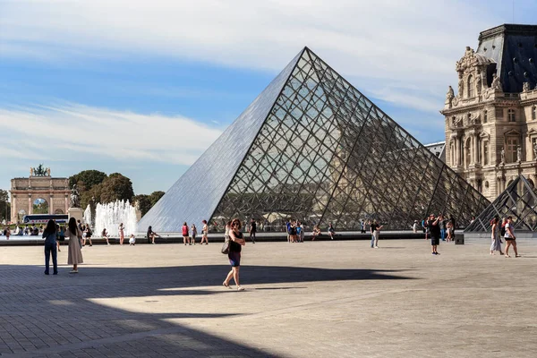 Paris Francja Sierpnia 2019 Jest Duża Piramida Luwru Dziedzińcu Napoleona — Zdjęcie stockowe