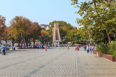 İSTANBUL, TURKEY - 11 Eylül 2017: Ayasofya Meydanı 'nın bir parçasıdır şehrin eski yerleşim alanlarına doğru.