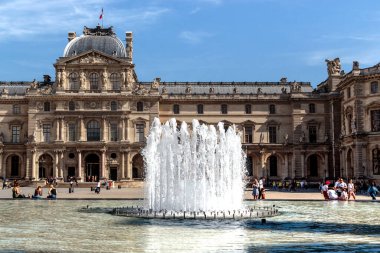 PARIS, FRANCE - 30 AĞUSTOS 2019: Bu Louvre Sarayı 'nın önündeki Napolyon avlusundaki çeşmelerden biri.