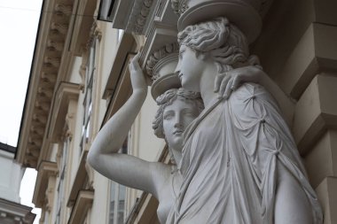 Viyana, AUSTRIA - 15 Mayıs 2019 Viyana Barpok tarzında eski bir evin ön cephesinde sütunları olan bir parça..