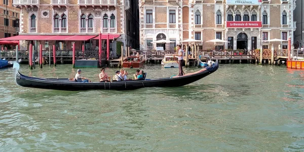 Venice Italy Septtmber 2018 Gondola Tourists Taking Walk Grand Canal — Stock Photo, Image