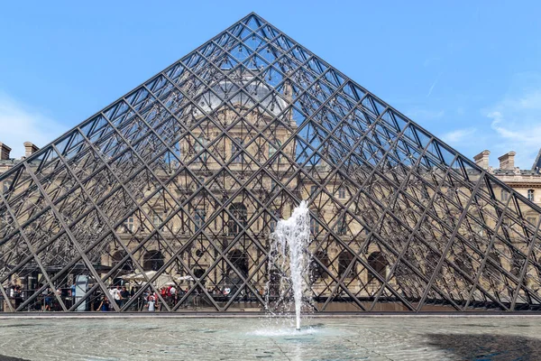 Paris França Agosto 2019 Esta Grande Pirâmide Louvre Uma Das — Fotografia de Stock