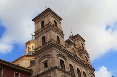 MURCIA, İspanya - 19 Mayıs 2017: Bunlar Santa Domingo Kilisesi 'nin kuleleri ve kubbesi (18. yüzyıl)).