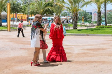 CORDOBA, İspanya - 23 Mayıs 2017: Bunlar Feria festival sahasındaki renkli ulusal elbiseli tanımlanamayan kadınlar.