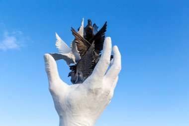 KUSADASI, TURKEY - 2 Haziran 2021: Bu, şehrin seddi üzerindeki Barış Eli anıtının bir parçası.