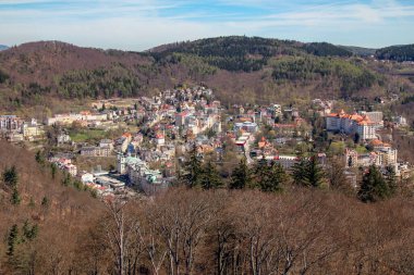 KARLOVY VARY, CZECH - 26 Nisan 2012: Bu tatil beldesinin batı kısmının hava görüntüsü.