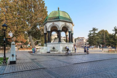 İSTANBUL, TURKEY - 11 Eylül 2017: Alman Çeşmesi, Sultanahmet Meydanı 'ndaki eski şehrin merkezindeki tarihi simgelerden biridir..