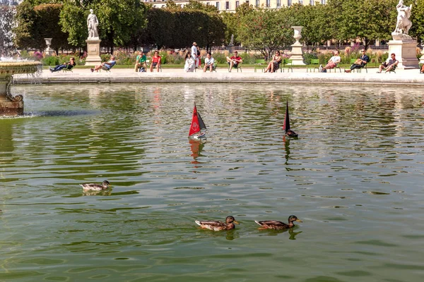 Parigi Francia Agosto 2019 Tratta Barche Giocattolo Bambini Anatre Che — Foto Stock