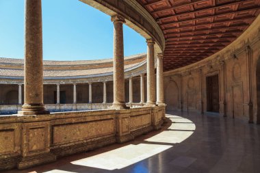 Burası 20 Mayıs 2017 'de Alhambra' daki Carlos V Sarayı 'nın avlusunda bir sütunlu ikinci kat..