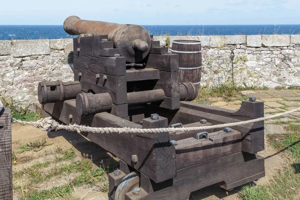 Brittany フランス 2019年9月4日 これはフレール岬に位置する中世の砦ラ ラテの麓にある古い大砲です — ストック写真