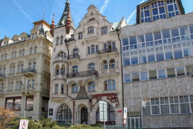 KARLOVY VARY, CZECH - 26 Nisan 2012: Bunlar 19. yüzyılın Art Nouveau stilinde tarihi binalar ve bitişik modern evler.