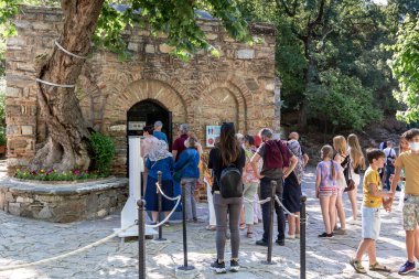 EPHESUS, TURKEY - 4 Haziran 2021: Tanımlanamayan insanlar Meryem Ana 'nın Evi' ne hacca giderler.