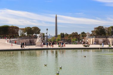 PARIS, FRANCE - 30 AĞUSTOS 2019 Bu Konkord Meydanı 'ndan Tuileries Bahçeleri' ne açılan kapı..