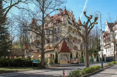 KARLOVY VARY, CZECH - 26 Nisan 2012: Bu, modaya uygun bir tatil köyündeki modernizm tarzındaki peri binalarından biri..