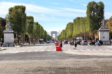 PARIS, FRANCE - 30 AĞUSTOS 2019 Burası Champs Elysees, Fransız başkentinin merkez caddesi..