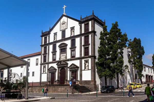 ポルトガルのフンシャル2021年8月20日 これは 市立広場にイエズス会大学 17Th世紀 の教会の建物です — ストック写真