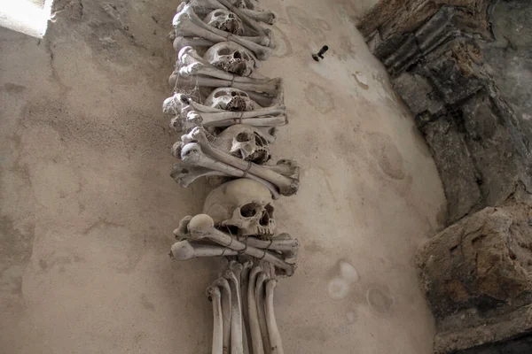 KUTNA HORA, CZECH - 28 Nisan 2012: Kemikli kafatasları, Kostnice Sedlec olarak bilinen katedralin parçalarından biridir..