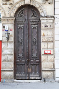İSTANBUL, TURKEY - 10 Eylül 2017: Bu, 19. yüzyılın sonunda Osmanlı İmparatorluğu 'ndan kalma eski bir ahşap kapı..
