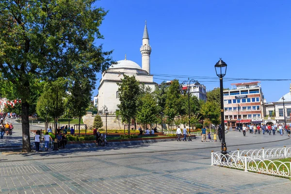 İSTANBUL, TURKEY - 13 Eylül 2017: Bu, kentin tarihsel merkezindeki Fatih ilçesinde 15. yüzyılın Osmanlı Firuz Ağa Camii.