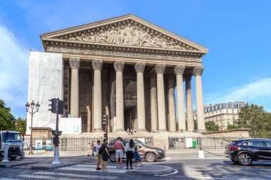 PARİS, FRANCE - 30 AĞUSTOS 2019: Bu klasik bir Yunan tapınağı tarzında yapılmış St. Mary Magdalene Katolik Kilisesi.