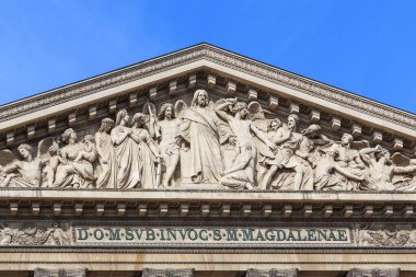 PARIS, FRANCE - 30 AĞUSTOS 2019: Bu, Kıyamet Günü 'nü tasvir eden Magdalene Kilisesi' nin bir parçası..