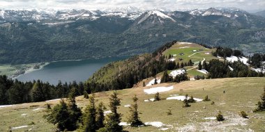 SHAFBERG, AUSTRIA - 19 Mayıs 2019: Schafberg Dağı 'nın zirvesinden Wolfgang Gölü' nün manzarası.