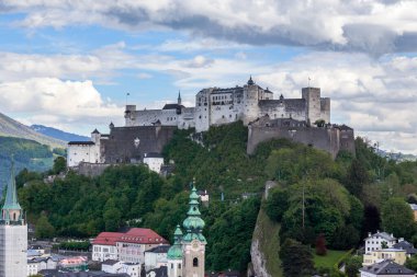 SALZBURG, AUSTRIA - 17 Mayıs 2019: Bu Hohensalzburg Kalesi 'nin eski kasabanın üzerindeki bir dağın manzarası.