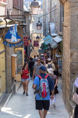 MONT SAINT-MICHEL, FRANCE - 2 Eylül 2019: Bu ortaçağ şehrinin ana caddesinin bir parçası, sayısız turistle dolu.