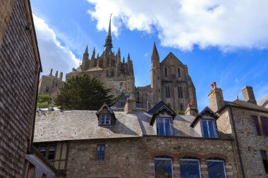 MONT SAINT MICHEL, FRANCE - 2 Eylül 2019: bir tepenin üstündeki ortaçağ manastırı.