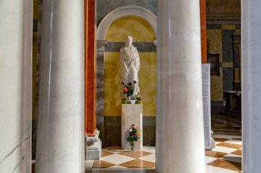 EGER, HUNGARY - 27 Mayıs 2024: Bu Aziz Rita 'nın Eger Bazilikasının içindeki heykeli.