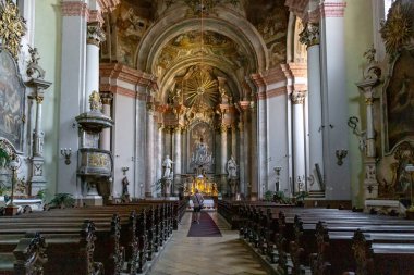 EGER, HUNGARY - 28 MAYIS 2024 Burası Padua 'lı Anthony Kilisesi' nin içi..