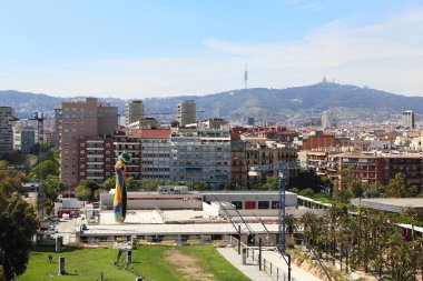 BARCELONA, İSPAN - 9 Mayıs 2017: Bu Joan Miro Parkı 'nın heykel kadın ve kuş heykeli ile hava görüntüsü.