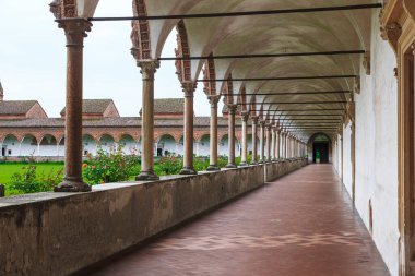 CERTOSA DI PAVIA, ITALY - 15 Mayıs 2018: Bu eski bir ortaçağ Kartaca manastırı etrafında bir galeri.