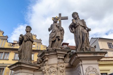 PRAG, CZECH - 26 Ekim 2023 Bu Azizler Kurtarıcısı, Cosmas ve Damian 'ın heykel grubu, Charles Köprüsü' ne yerleştirildi..