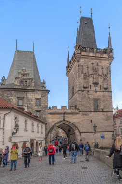 PRAG, CZECH - 26 Ekim 2023 Bu Charles Köprüsü 'ndeki Küçük Kasaba Köprüsü manzarası.