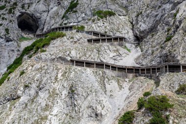 WERFEN, AUSTRIA - 25 Mayıs 2024: Bu Eisriesenwelt doğa rezervindeki buz mağarasına tırmanış.