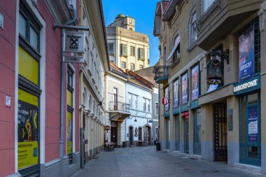 EGER, HUNGARY - 27 Mayıs 2024: Bu, üniversitenin eski kasabanın sokaklarından yükselen gözlemevi kulesi 