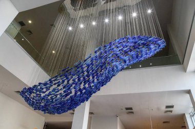 SANLIURFA, TURKEY - 7 Ekim 2020: Bu, Arkeoloji Müzesi 'nin lobisinde cam balık sürüsünün bulunduğu bir kurulum.