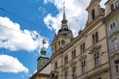 GRAZ, AUSTRIA - 18 Mayıs 2024: Bunlar şehrin ana caddesi boyunca uzanan tarihi binaların kuleleri ve kuleleri, Herrengasse.