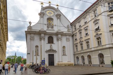 GRAZ, AUSTRIA - 18 Mayıs 2024: 17. yüzyılın sonlarında inşa edilen eski bir manastır olan Kutsal Üçlemenin Barok Kilisesi.