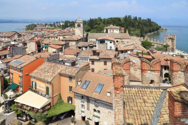 SIRMION, İTALYA - 13 MAYIS 2017: bu şehrin ve çevresinin Saliger Kalesi 'nin yüksekliğinden görünüşü.