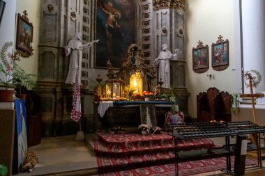 EGER, HUNGARY - 28 MAYIS 2024 Burası Padua Kilisesi 'nin mihrabı..