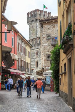 SIRMION, İTALYA - 13 MAYIS 2017 Burası Garda Gölü 'ndeki eski tarihi şehrin sokaklarından biri..